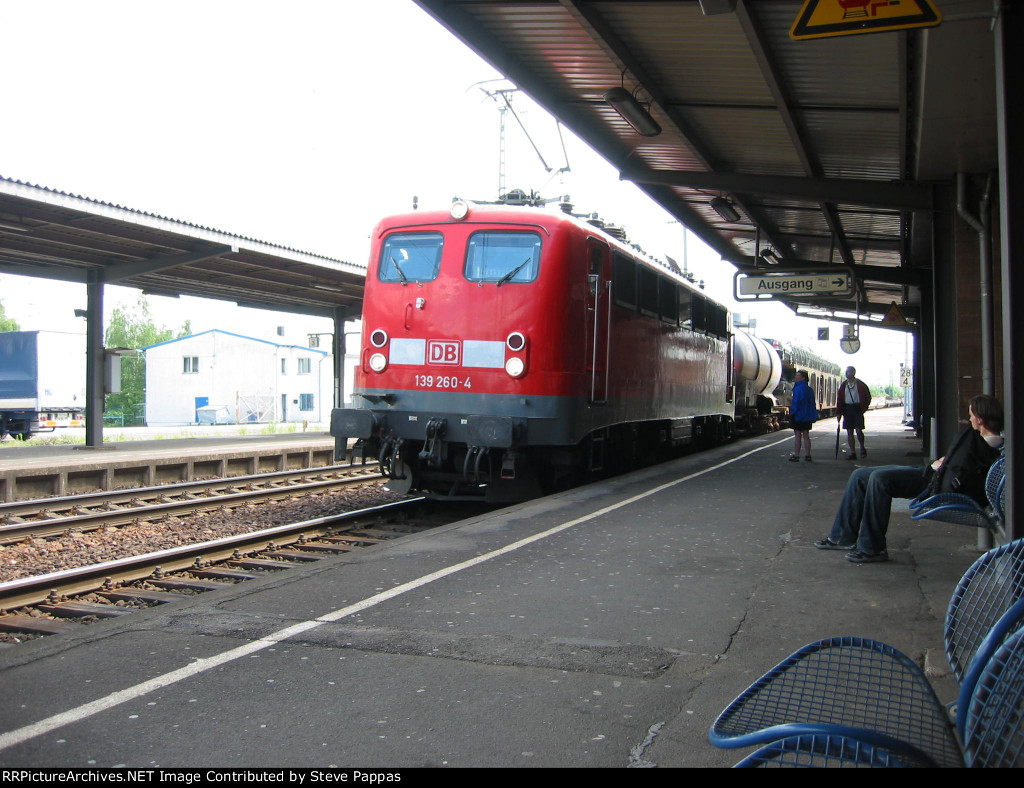 DB 139 260-4 pulls a freight through Landsthul Bahnhof